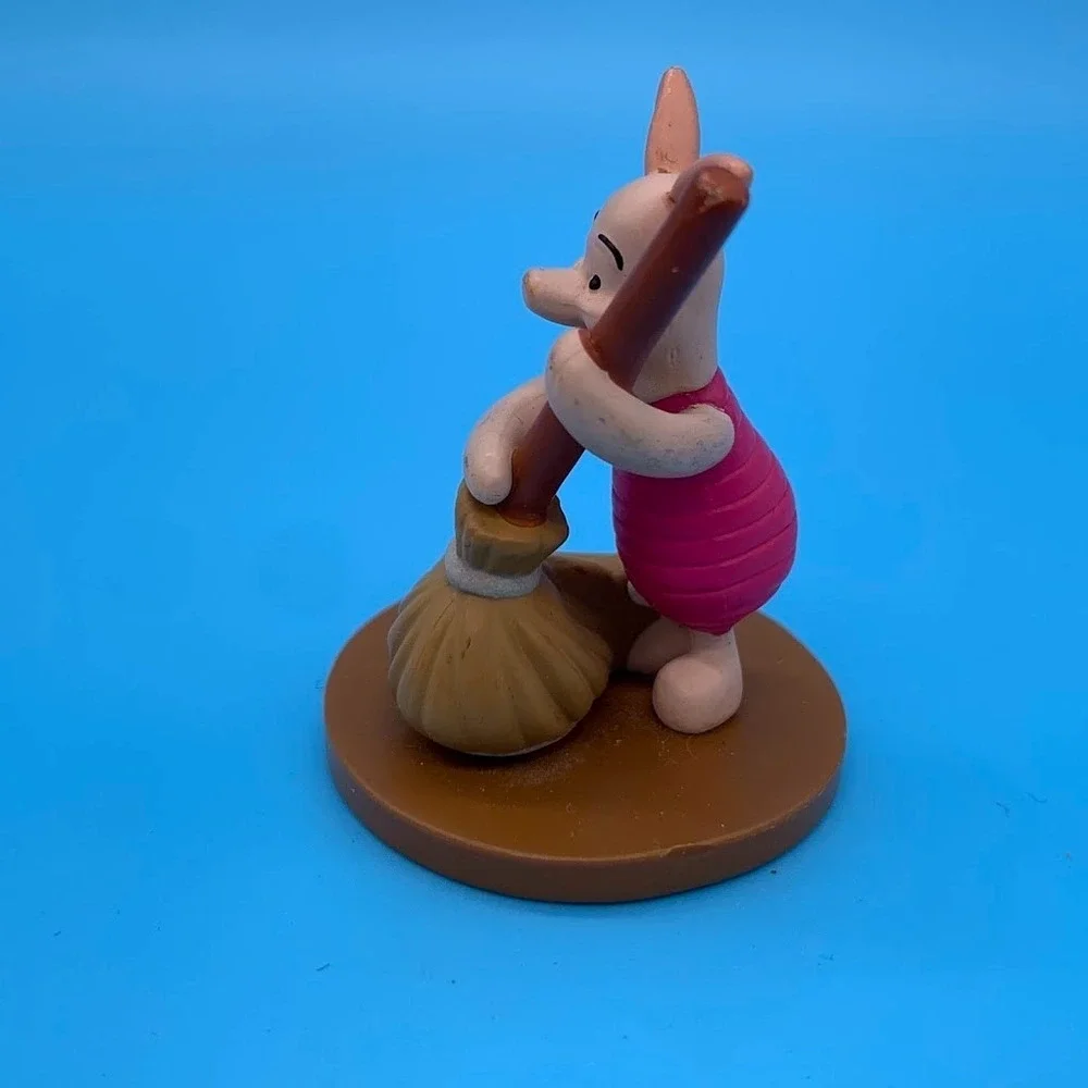 The Disney Store Winnie The Pooh Piglet‎ Sweeping Toy Figure